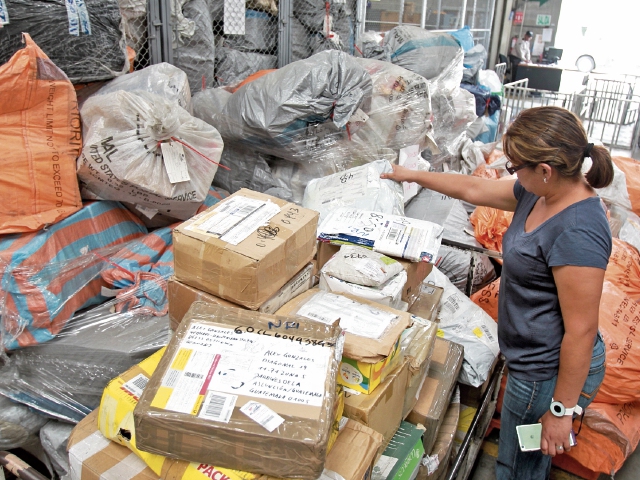 Unos 30 mil paquetes ya se encuentran clasificados, según la DGCyT, no incluye sobres y documentos. (Foto, Prensa Libre: ESTUARDO PAREDES)