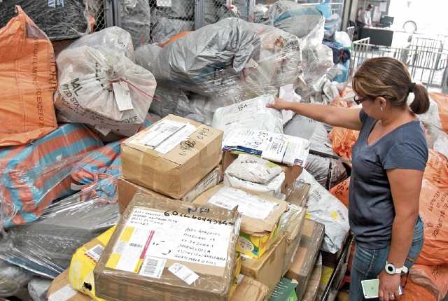 Unos 30 mil paquetes ya se encuentran clasificados, según la DGCyT, no incluye sobres y documentos. (Foto, Prensa Libre: Hemeroteca PL)