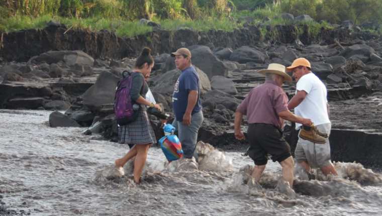 Las autoridades recomiendan a las personas no arriesgarse al cruzar ríos. (Foto Prensa Libre: Cortesía Víctor Chamalé)