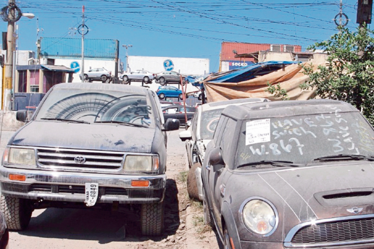 Los vehículos se encuentran en recintos portuarios. Muchos están descuidados. (Foto Prensa Libre: Dony Stewart)