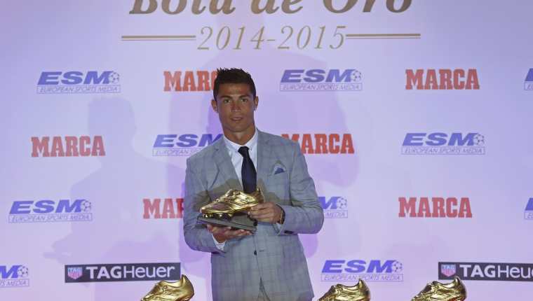 Cristiano Ronaldo posa con su cuatro Botas de Oro tras recibir la última hoy. (Foto Prensa Libre: AP)