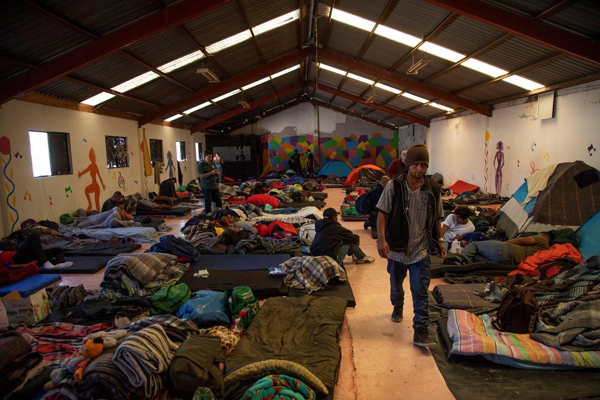 Unos 2 mil migrantes se encuentran en albergues de Tijuana, frontera con San Diego.(Foto Prensa Libre: EFE)