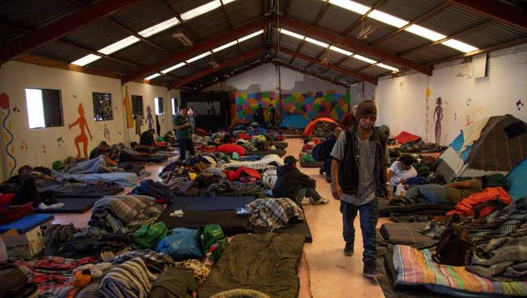 Unos 2 mil migrantes se encuentran en albergues de Tijuana, frontera con San Diego.(Foto Prensa Libre: EFE)