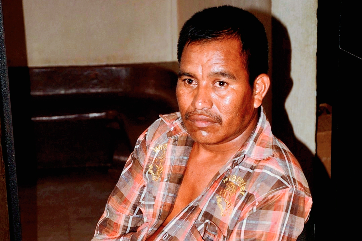 Oswaldo Cacao  fue llevado a la subestación de la PNC en Sayaxché, Petén, señalado de extorsionar a dos mujeres. (Foto Prensa Libre: Rigoberto Escobar)