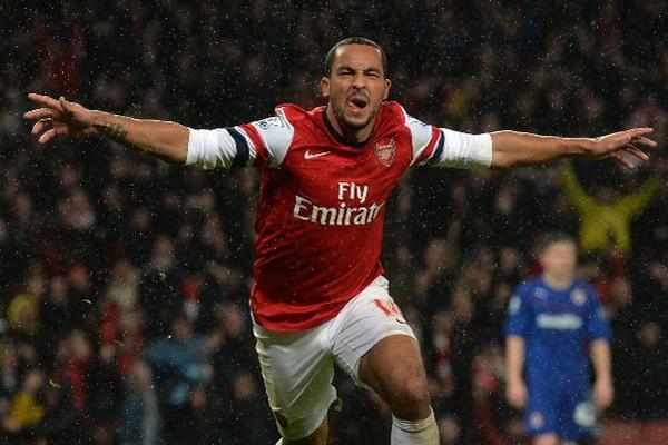 Theo Walcott celebra el segundo gol de su equipo contra Cardiff. (Foto Prensa Libre: AFP)