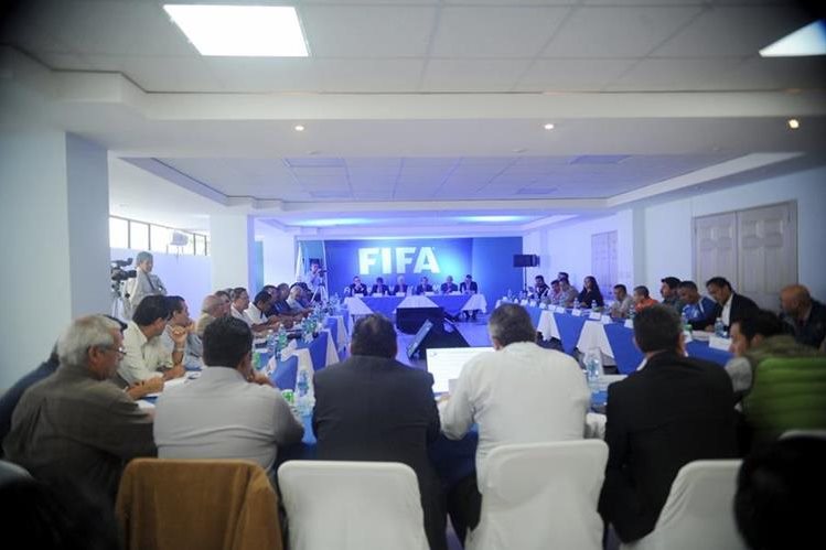 El futbol guatemalteco tuvo un duro revés al ser suspendido por la Fifa en octubre de 2016. La suspensión aún no ha sido levantada. (Foto: Hemeroteca PL)