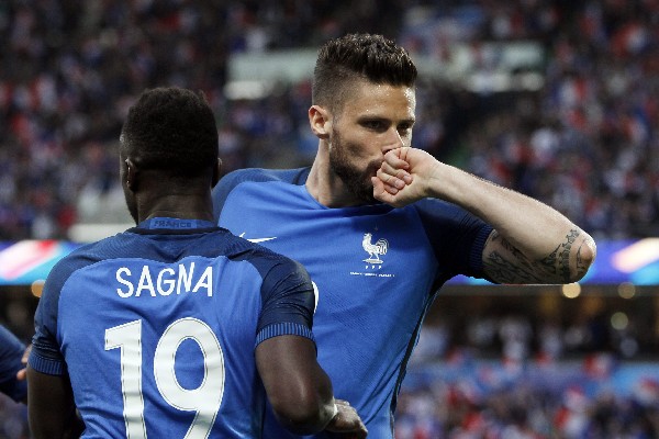 Olivier Giroud festeja luego de anotar. (Foto Prensa Libre: EFE)