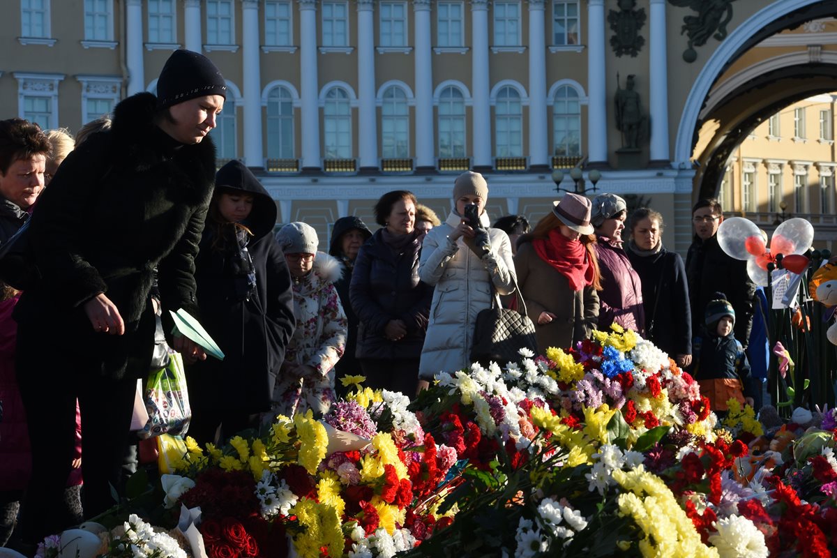 Un grupo de mujeres rinde un homenaje a las víctimas del percance aéreo en Egipto que mató a 224 personas, la mayoría rusos. (Foto Prensa Libre: AFP).