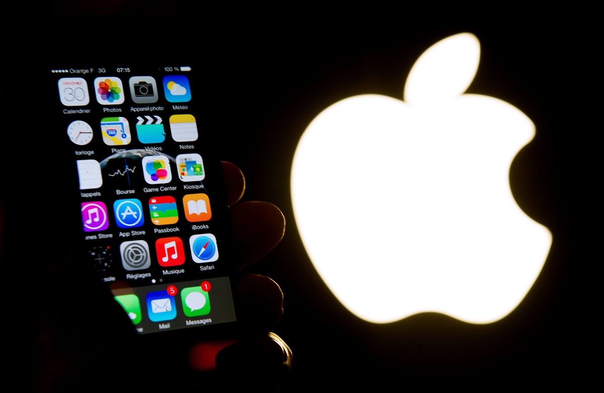 La vida de la batería del iPhone X y iPhone 8 podría ser más corta si el usuario opta por cargarlo solamente con un cargador inalámbrico. (Foto Prensa Libre: AFP).