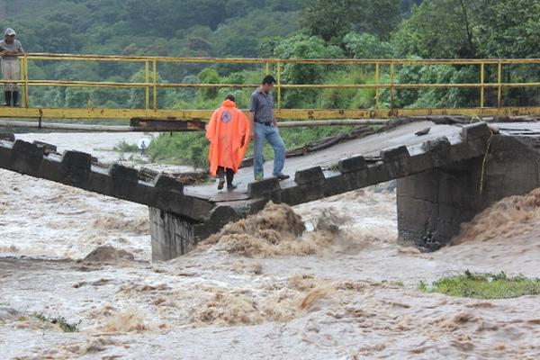 Varias comunidades quedaron incomunicadas por colapso del  puente El Cielito, en Cuilapa, Santa Rosa. (Foto Prensa Libre: Oswaldo Cardona)