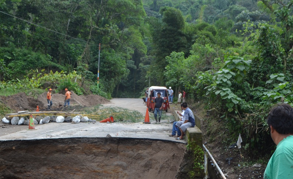 Lugar donde ocurrió el hundimiento en la ruta hacia El Palmar, Quetzaltenango. (Foto Prensa Libre: Jorge Tizol)