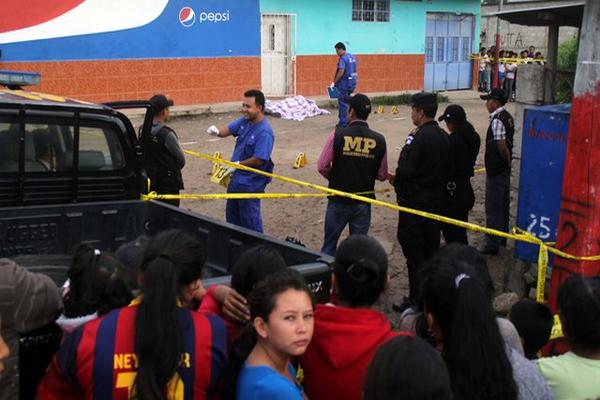 Curiosos observan la escena del crimen contra Estuardo Federico Lool de León, en el barrio El Terrero, Jalapa. (Foto Prensa Libre: Hugo Oliva)