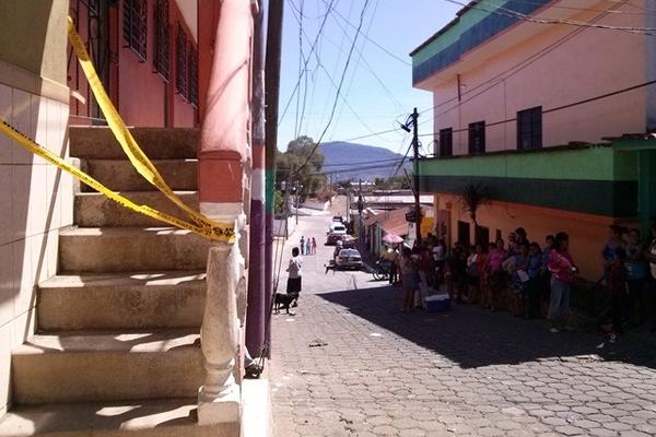 Autoridades colocaron una cinta amarilla en la entrada de la vivienda donde fue encontrado el cadáver de Sara Domínguez, en Pueblo Nuevo Viñas. (Foto Prensa Libre: Oswaldo Cardona)