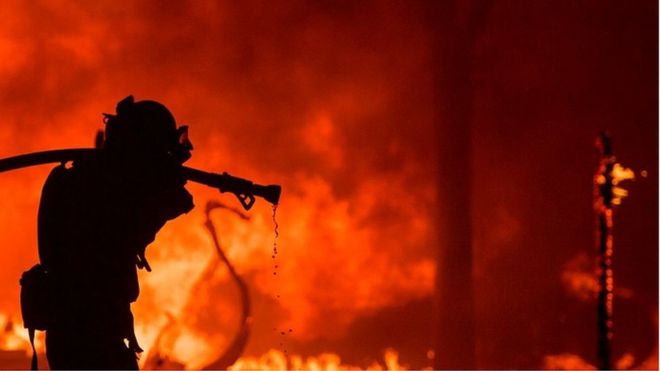 Al menos 27 personas han muerto como resultado de los incendios. (Foto Prensa Libre: AFP)