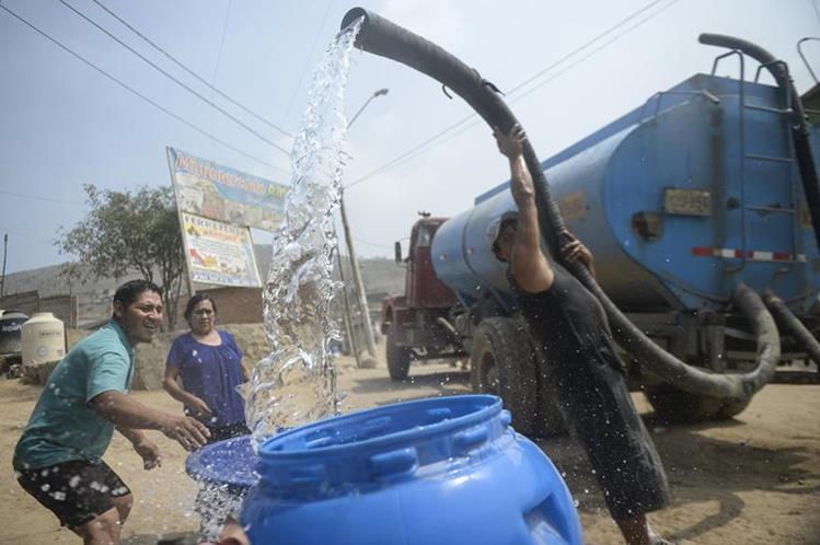 La compra de agua por medio de camiones se volvió usual en algunas colonias del área metropolitana. (Foto Prensa Libre: Hemeroteca PL)