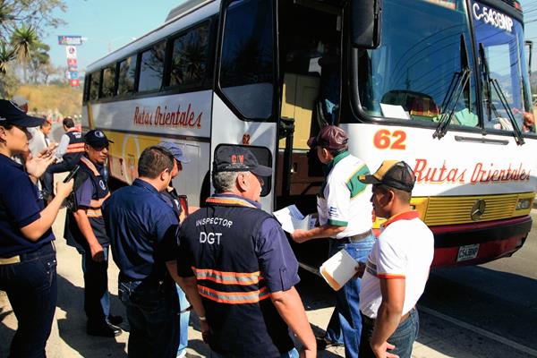 Personal de la DGT realiza operativos de control en Semana Santa para prevenir accidentes. (Foto Prensa Libre: Hemeroteca PL)
