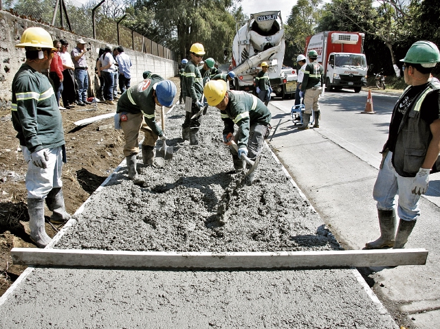 La primera fase del proyecto será de un kilómetro, la cual busca reducir los accidentes en la ruta que comunica Ciudad Vieja y Antigua Guatemala. (Foto Prensa Libre: Renato Melgar).