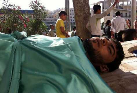 Un hombre sirio, durante su funeral el miércoles, en imágenes de Shaam News. (Foto Prensa Libre: AFP)