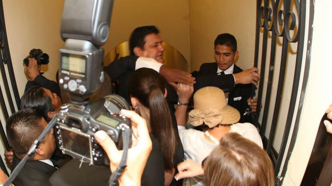 El diputado Ernesto Galdámez agredió a un guardia parlamentario en su insistencia por abrir una puerta que limitaba el ingreso de personas al Palacio Legislativo.