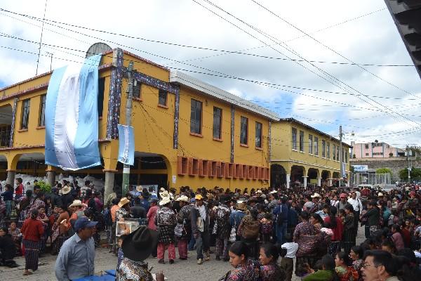 beneficiados reciben víveres, en la  Municipalidad   de    Sololá.