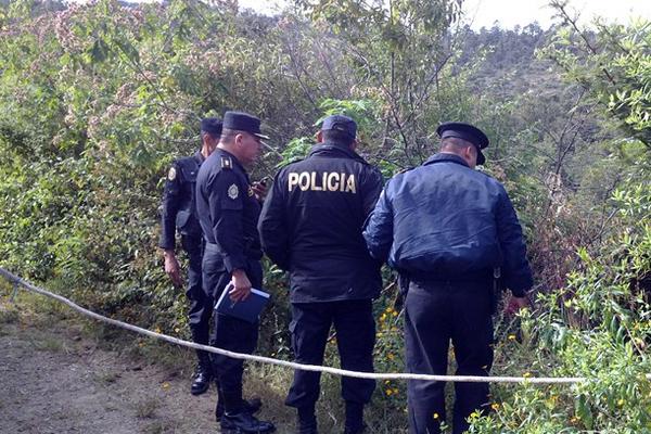 Agentes de la PNC inspeccionan el lugar donde fue encontrado el cadáver de López Rodríguez, en Jalapa. (Foto Prensa Libre: Hugo Oliva)