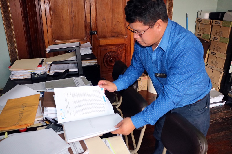 Darío Poz, director del Codede de Quetzaltenango, revisa documentación de obras de municipalidades. (Foto Prensa Libre: Carlos Ventura)