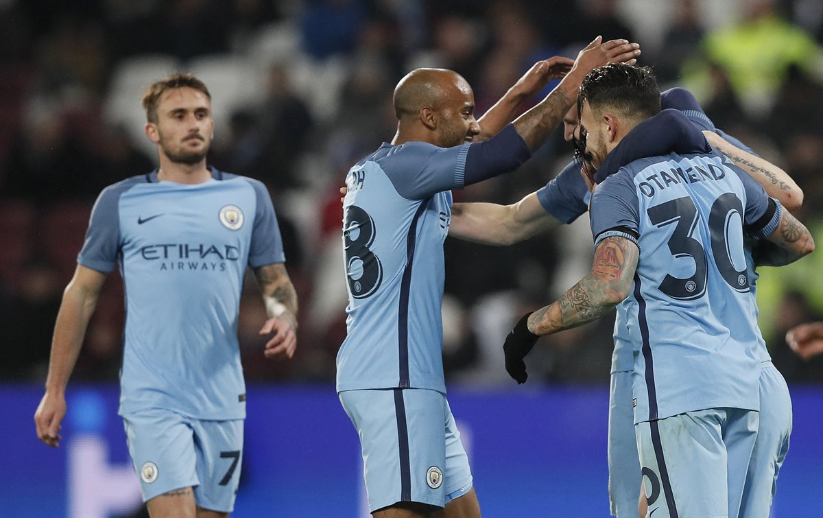 Los jugadores del Manchester City celebran el quinto gol conseguido contra el West Ham en la Copa de Inglaterra (Foto Prensa Libre: AP)