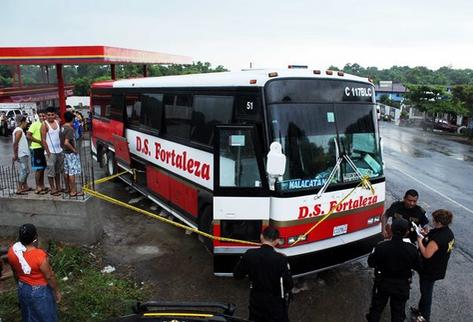 Un bus pullman fue asaltado, y en el hecho murió un agente policial y dos personas resultaron heridos. (Foto Prensa Libre: Rolando Miranda)