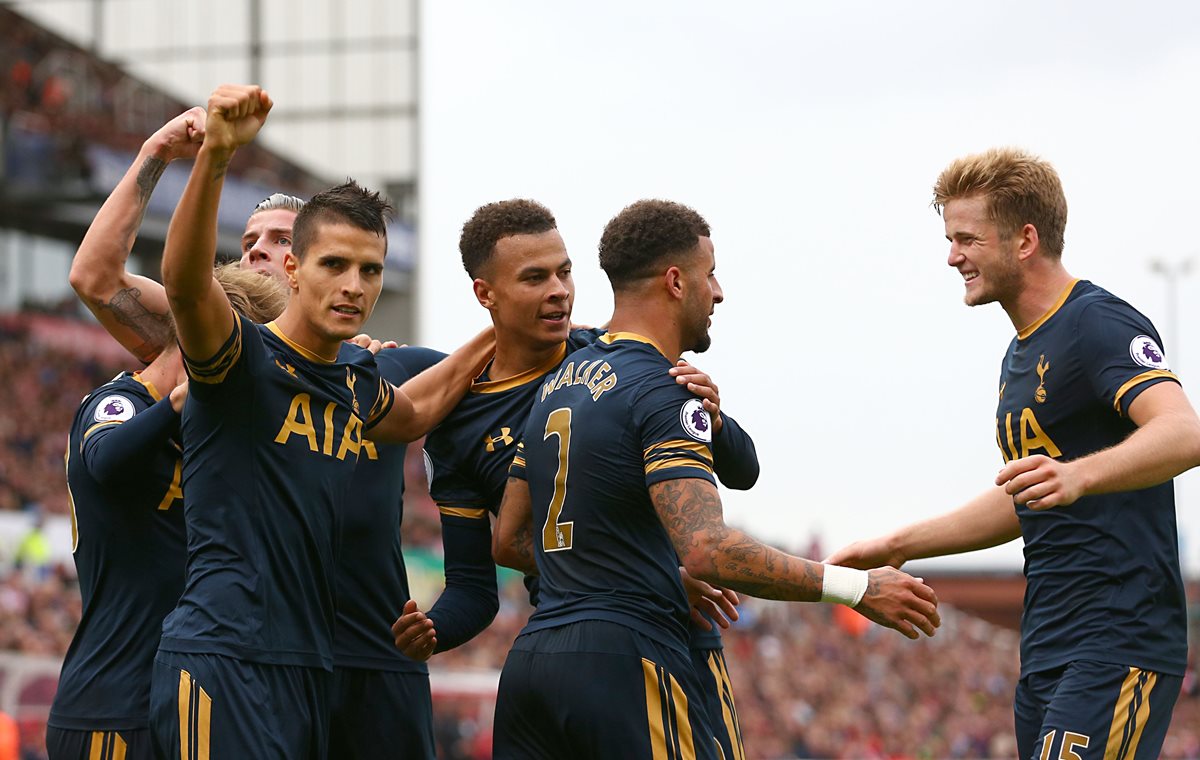 Los jugadores del Tottenham festejan este sábado en la Premier League. (Foto Prensa Libre: AP)