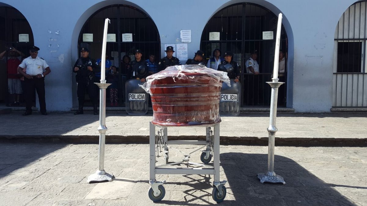 Familiares de Rosa María Paxzán Cubal colocaron un ataúd en la entrada del Hospital Nacional Pedro de Betancourt de Antigua Guatemala, para repudiar su muerte. (Foto Prensa Libre: Julio Sicán)