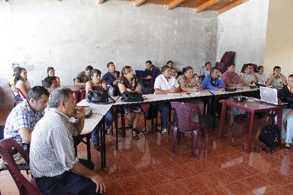 Representantes de instituciones de Gobierno, durante la reunión para definir estrategias.