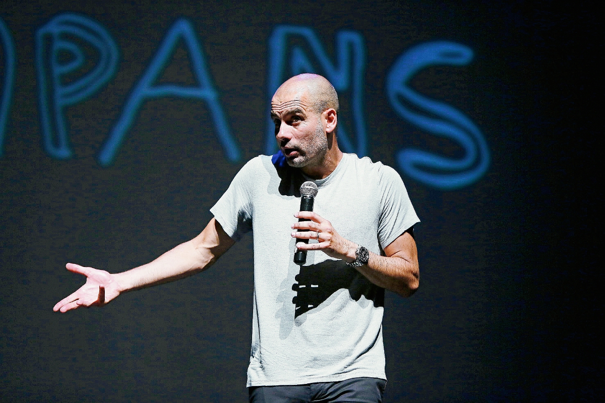 El extécnico blaugrana Josep Guardiola, durante la charla brindó en el teatro Kursaal de Manresa sobre pasión, liderazgo y equipo con motivo del 50 aniversario de la Asociación Ampans. (Foto Prensa Libre: EFE)