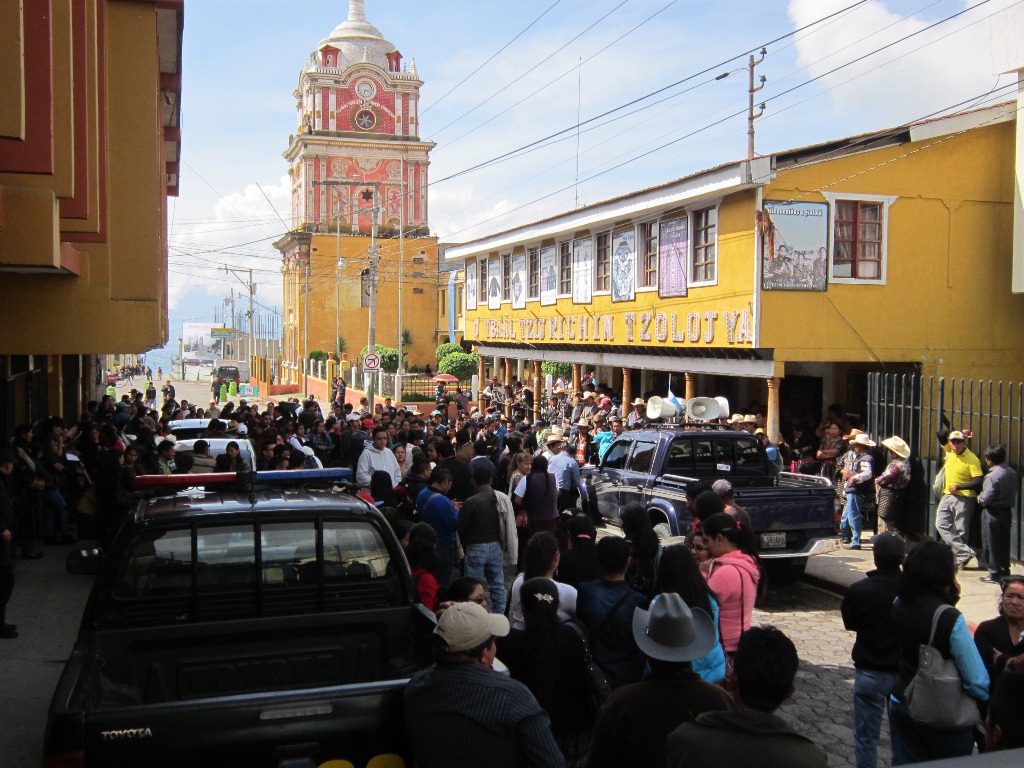 Maestros se manifiestan en Sololá para exigir recursos. (Foto Prensa Libre: Ángel Julajuj)