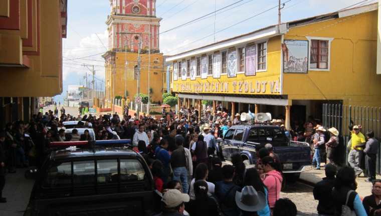 Maestros se manifiestan en Sololá para exigir recursos. (Foto Prensa Libre: Ángel Julajuj)