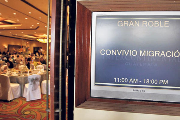 En uno de los salones del hotel Intercontinental se efectuó ayer el convivio de Migración, donde participaron unas 375 personas.