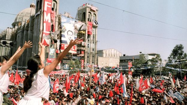 El gobierno y la guerrilla del FMLN firmaron en 1992 unos acuerdos de paz para acabar con la guerra de 12 años. GETTY IMAGES