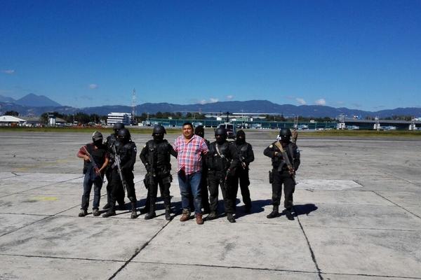 Efraín Fuentes González  es conducido por agentes a su llegada a la FAG. (Foto Prensa Libre: José Manuel Patzán)<br _mce_bogus="1"/>