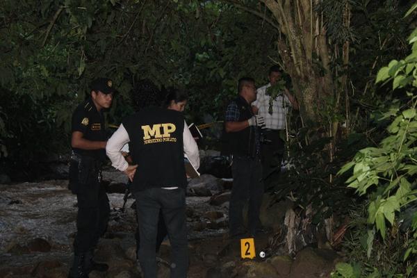 Los fiscales y agentes policiales inspeccionan el lugar donde fue localizado el cadáver de la niña en Casillas, Santa Rosa. (Foto Prensa Libre: Oswaldo Cardona)<br _mce_bogus="1"/>