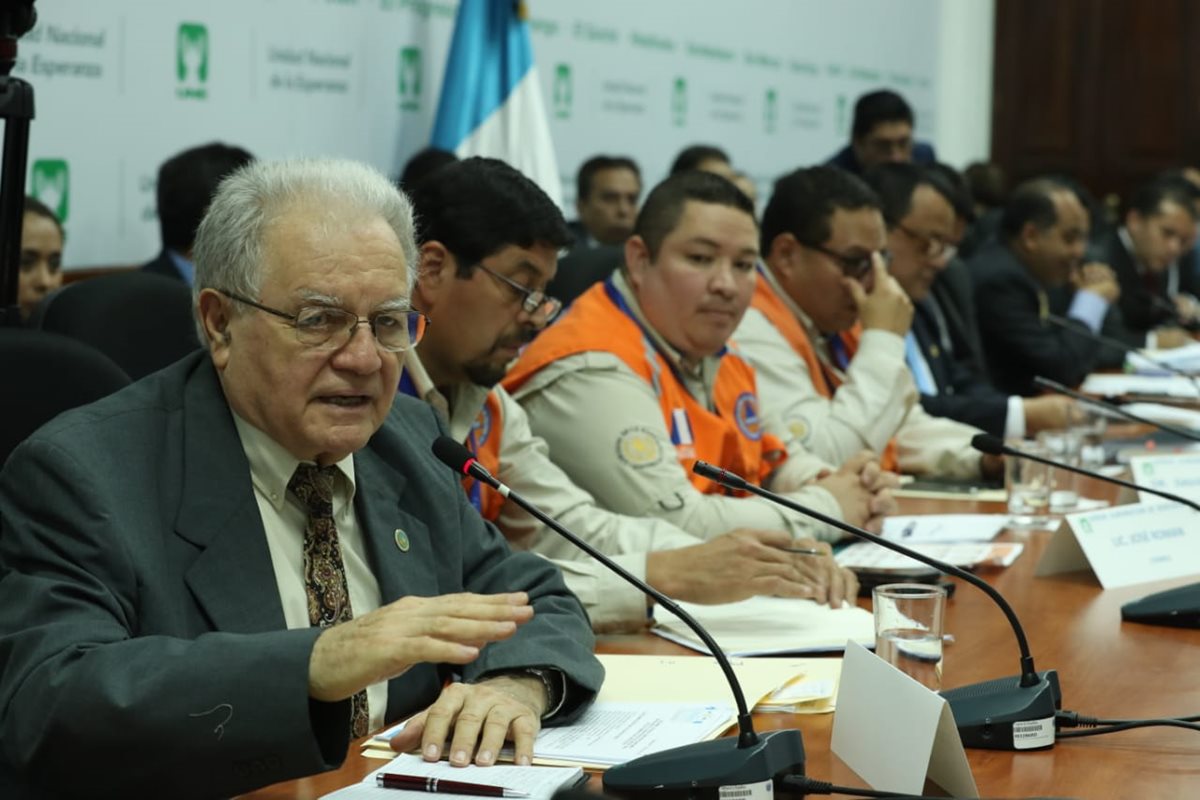 Eddy Sánchez, director del Insivumeh, explica a los diputados la situación del Volcán de Fuego. (Foto Prensa Libre: Esbin García)