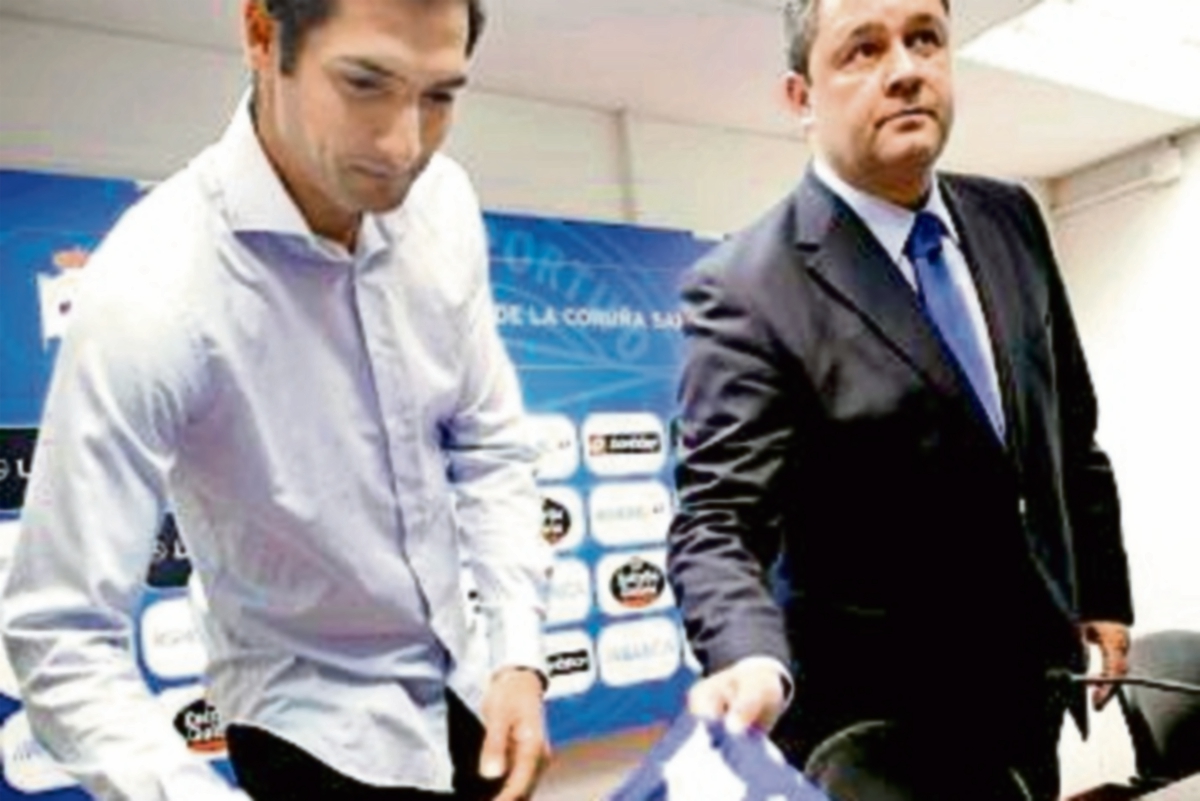 El centrocampista costarricense Celso Borges fue presentado por el presidente del Deportivo, Tino Fernández en enero recién pasado. (Foto Prensa Libre: EFE).