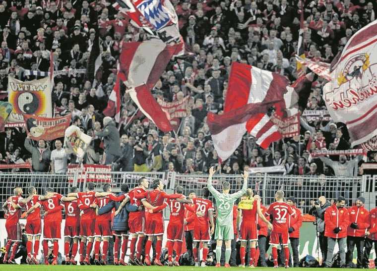 El Bayern se encamino a conseguir su sexto título consecutivo, en noviembre recién pasado festejaron el triunfo frente al Dortmund. (Foto Prensa Libre: Hemeroteca PL)