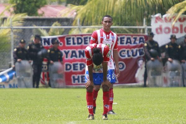 El dolor por la eliminación es evidente en los jugadores de Heredia, que estuvo a un gol de pasar a la final. (Foto Prensa Libre: Jesús Cuque)