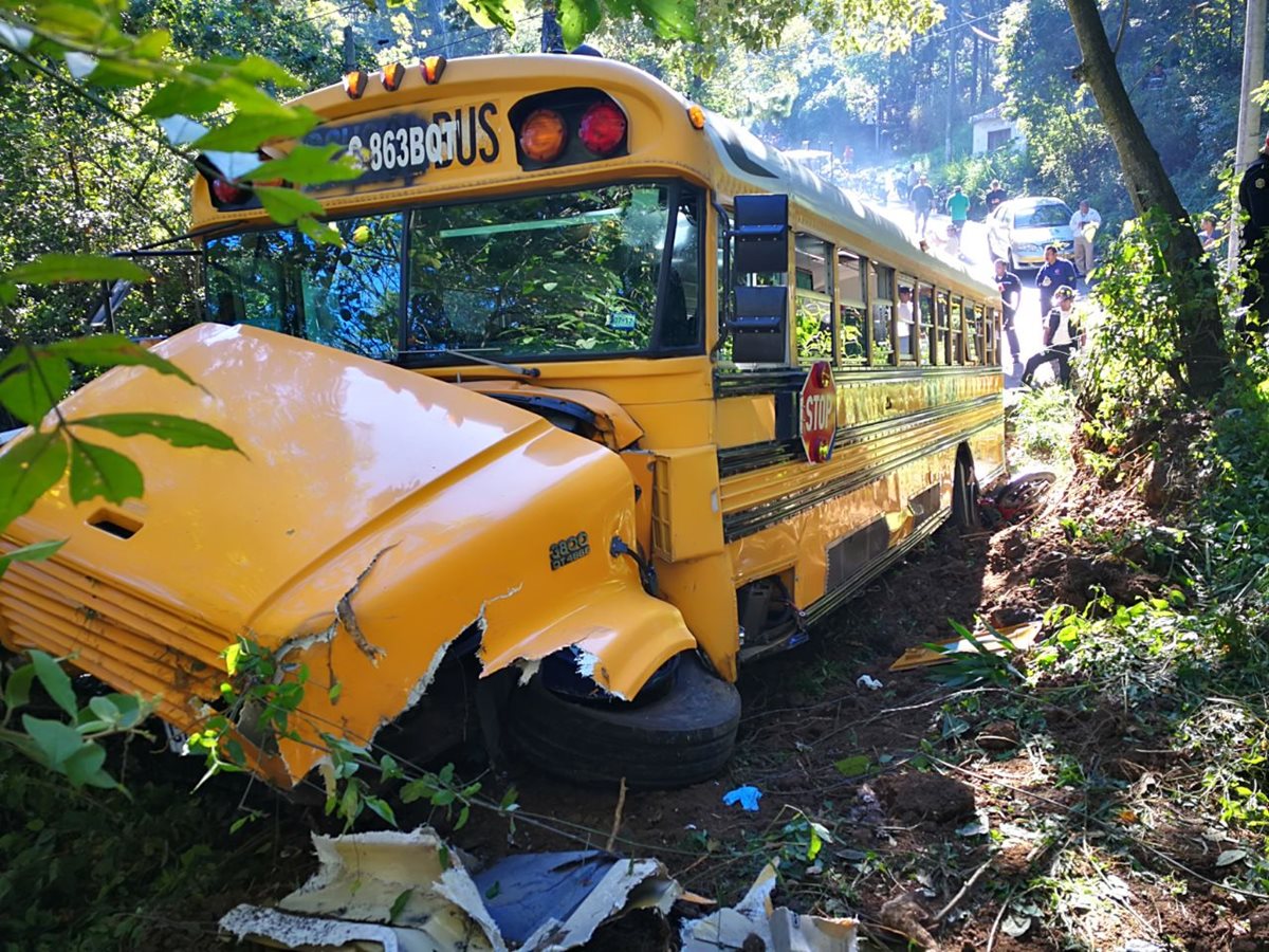 Una persona murió y al menos 10 resultaron heridos en un accidente en Villa Canales. (Foto Prensa Libre: Estuardo Paredes)