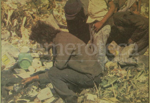 Este hombre, como muchos que viven y buscan objetos en la basura, lleva su necesidad económica. (Foto: Hemeroteca PL)