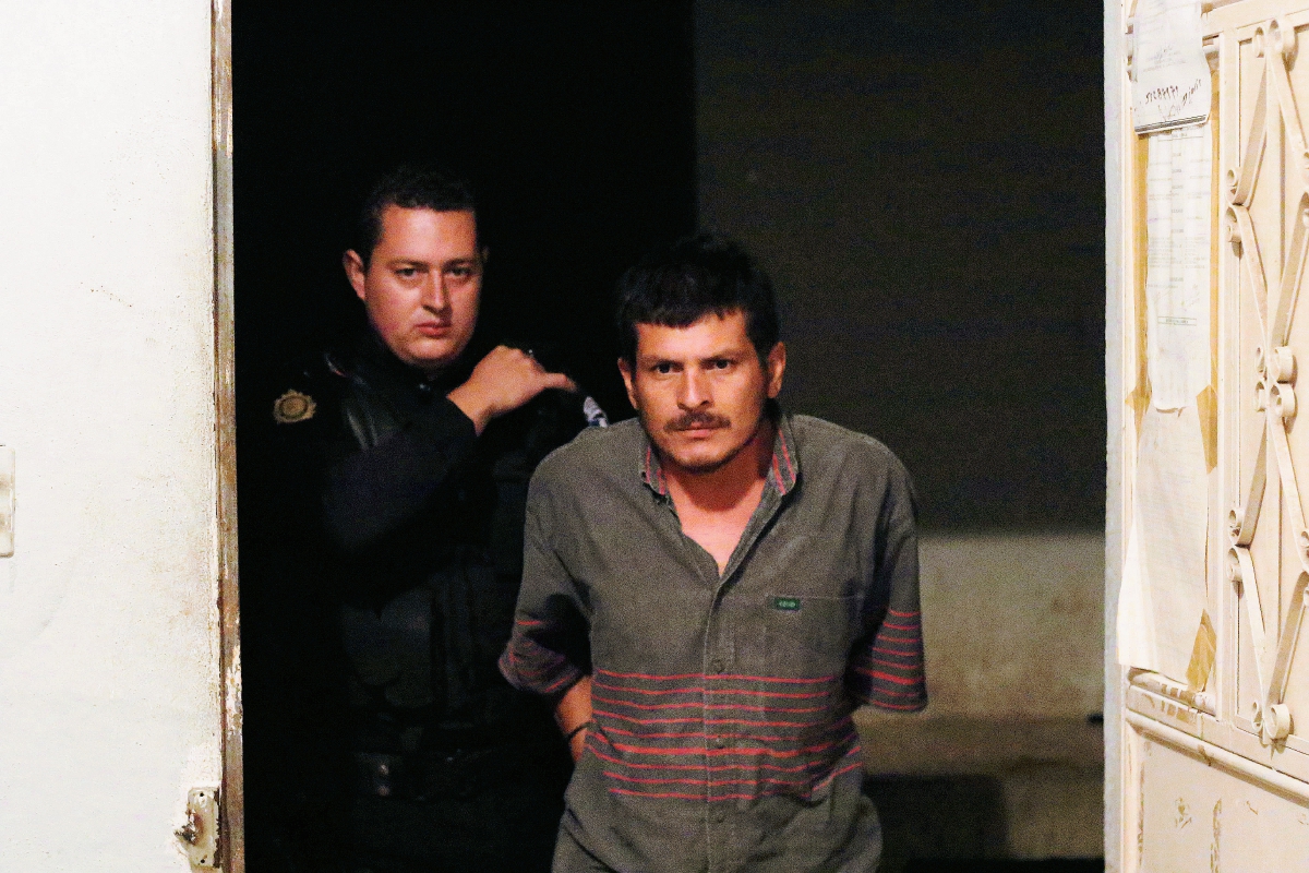 Carlos Danilo Aguilar, de 35 años, fue capturado en Ipala, Chiquimula, señalado de matar a su progenitora. (Foto Prensa Libre: Edwin Paxtor)