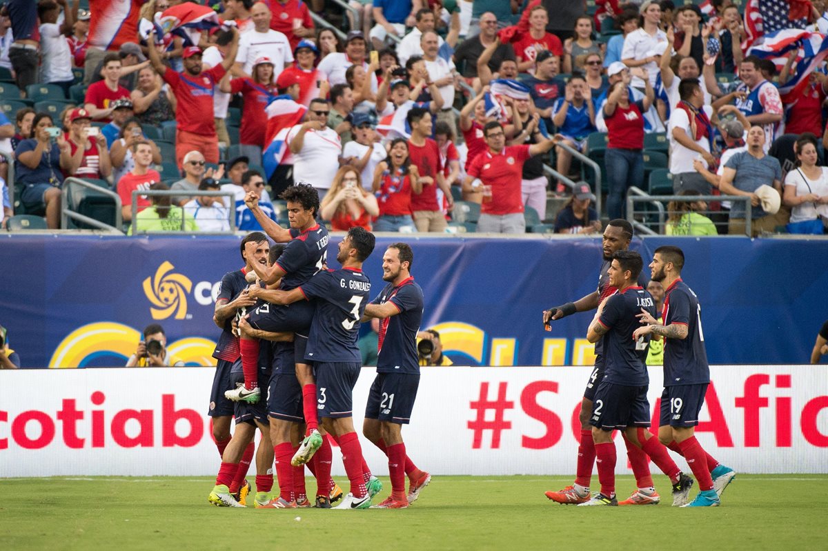Jugadores de Costa Rica celebran la anotación de un gol durante el partido por los cuartos de final de la Copa Oro de la Concacaf que disputaron frente a Panamá. En semifinales enfrentarán a Estados Unidos. (Foto Prensa Libre: EFE)