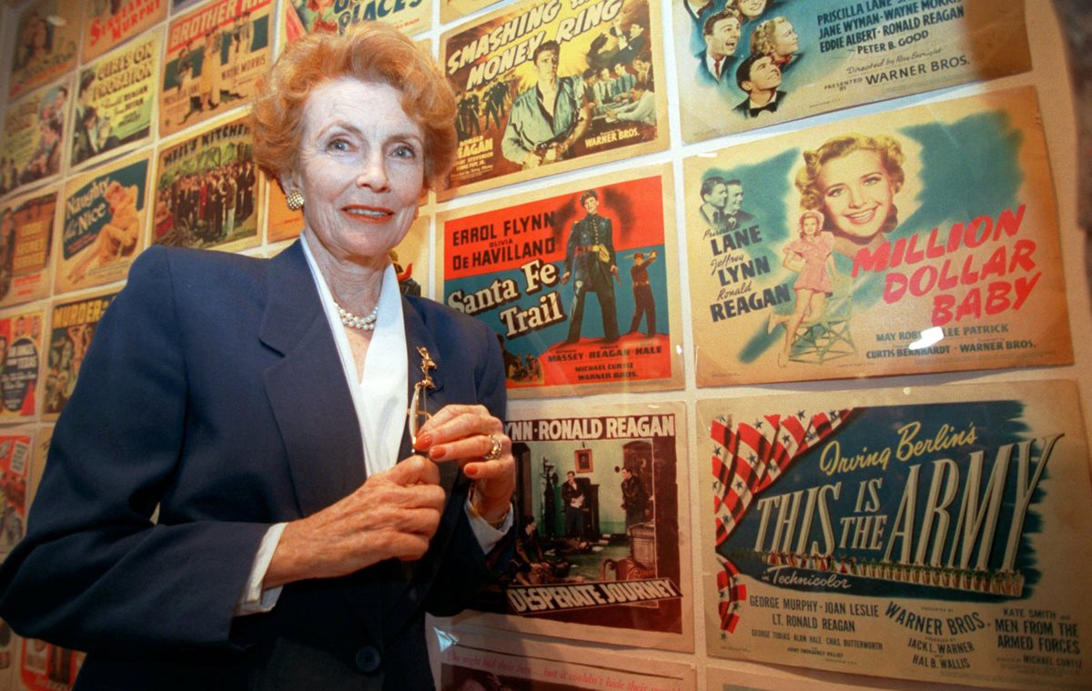 La actriz posó junto al póster de la película Esto es el ejército, que protagonizó con Ronald Reagan. (Foto Prensa Libre. AP)