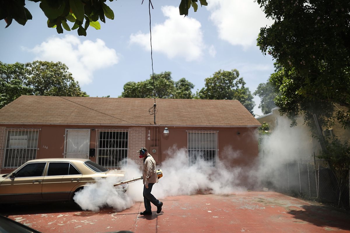 Un salubrista fumiga contra el Aedes aegypti, en Miami. (Foto Prensa Libre: EFE)