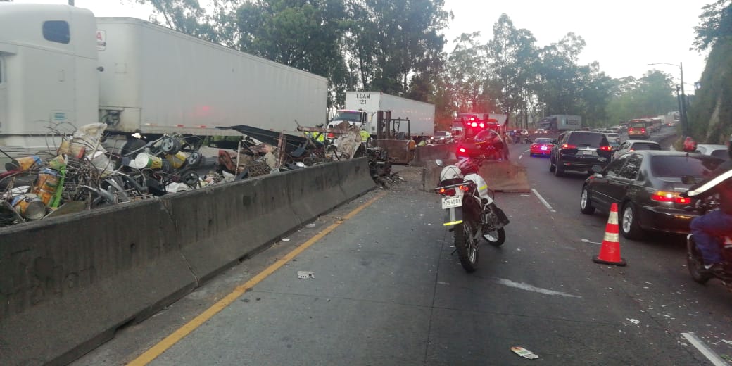 Complicaciones en el tránsito por chatarra en la baja de Villalobos. (Foto Prensa Libre: @SantosDalia).