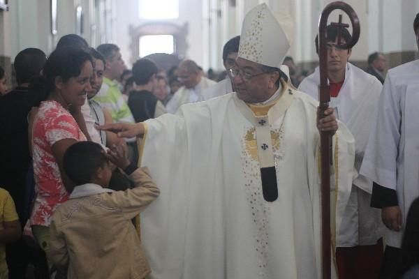 El arzobispo Óscar Vian saluda a feligreses, durante la primera misa del año en la Catedral.